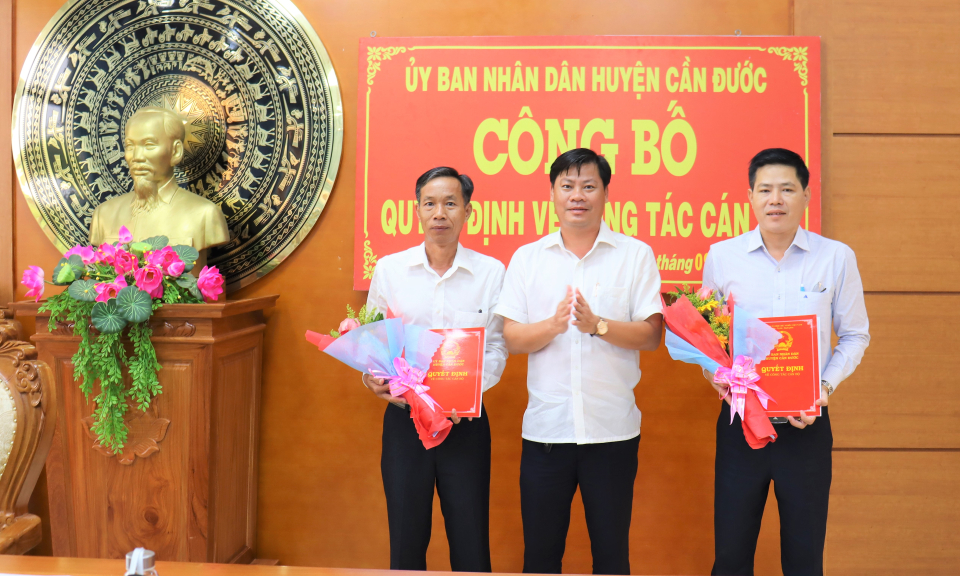 Cần Đước công bố quyết định về công tác cán bộ