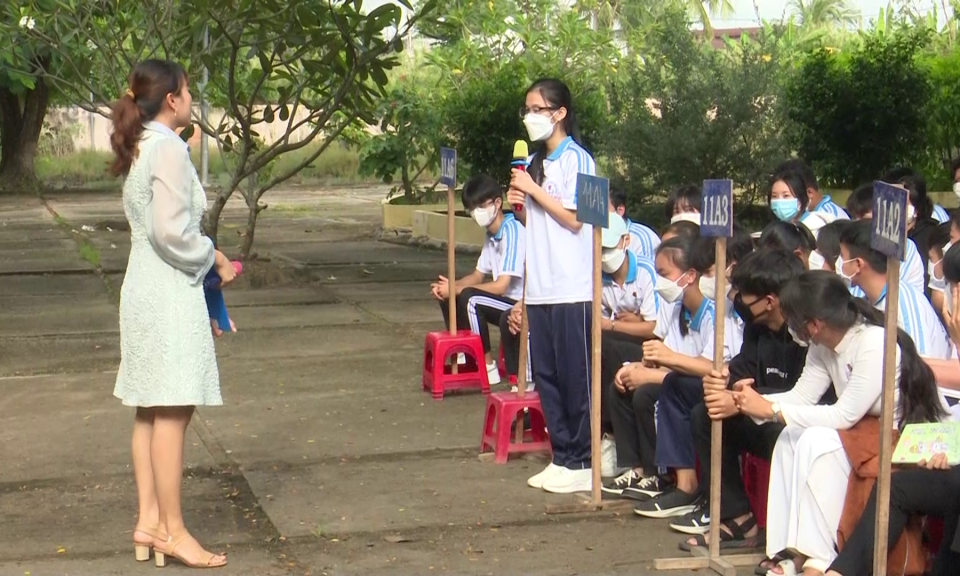 Trung tâm Kiểm soát bệnh tật tỉnh Long An truyền thông phòng, chống HIV/AIDS cho học sinh