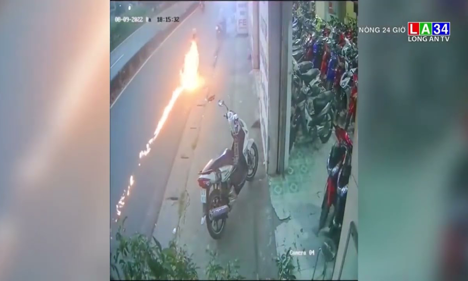 Chiếc xe máy đang chạy trên đường bất ngờ bốc cháy