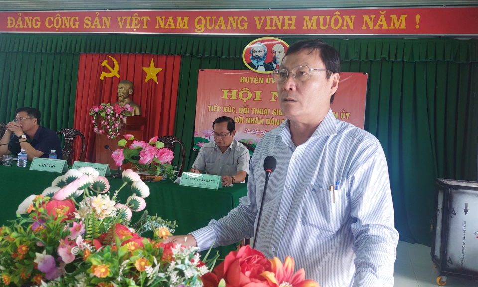 Bí thư Huyện ủy Tân Hưng tiếp xúc, đối thoại với Nhân dân