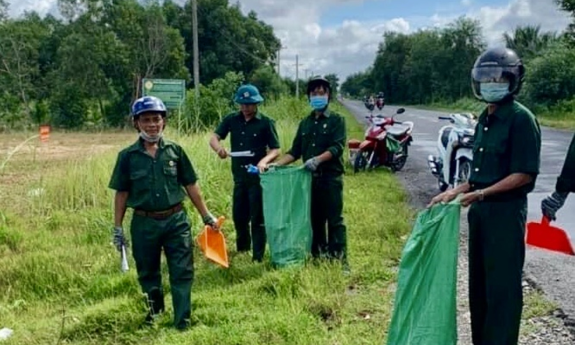 Cựu chiến binh Bến Lức tham gia bảo vệ môi trường