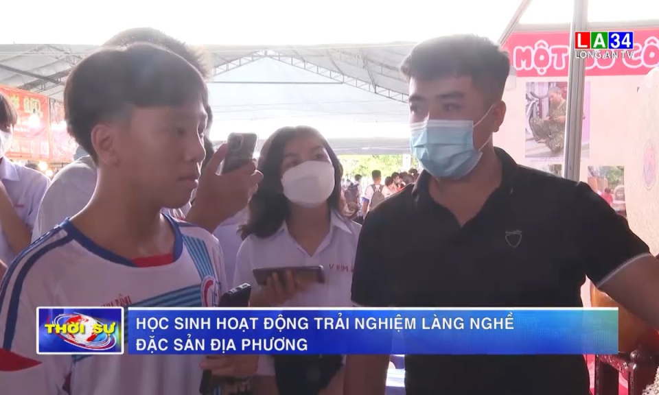 Học sinh hoạt động trải nghiệm làng nghề, đặc sản địa phương