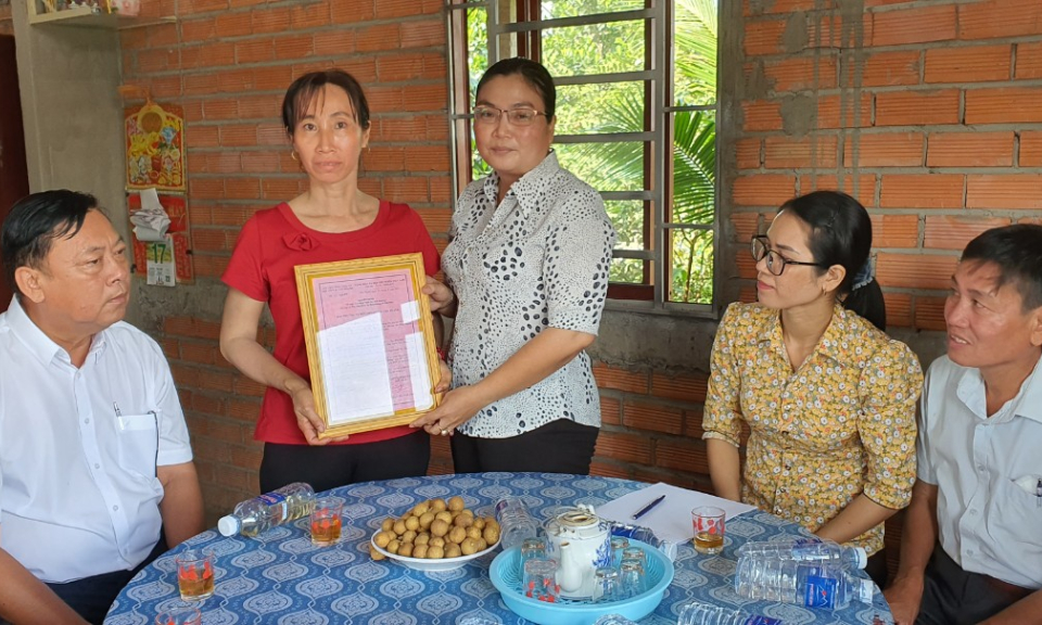 Hội liên hiệp Phụ nữ huyện Tân Thạnh tặng mái ấm tình thương cho hội viên nghèo
