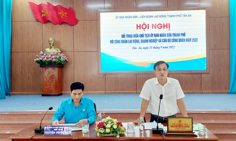 Chủ tịch UBND thành phố Tân An đối thoại với công nhân lao động