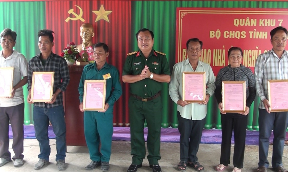 Bộ Chỉ huy Quân sự tỉnh bàn giao 6 căn Nhà tình nghĩa Quân - Dân tại huyện Tân Hưng