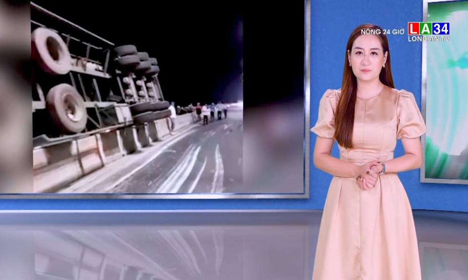 Đồng Tháp: Xe đầu kéo lật trên cầu Vàm Cống, 1 người đi xe máy tử vong