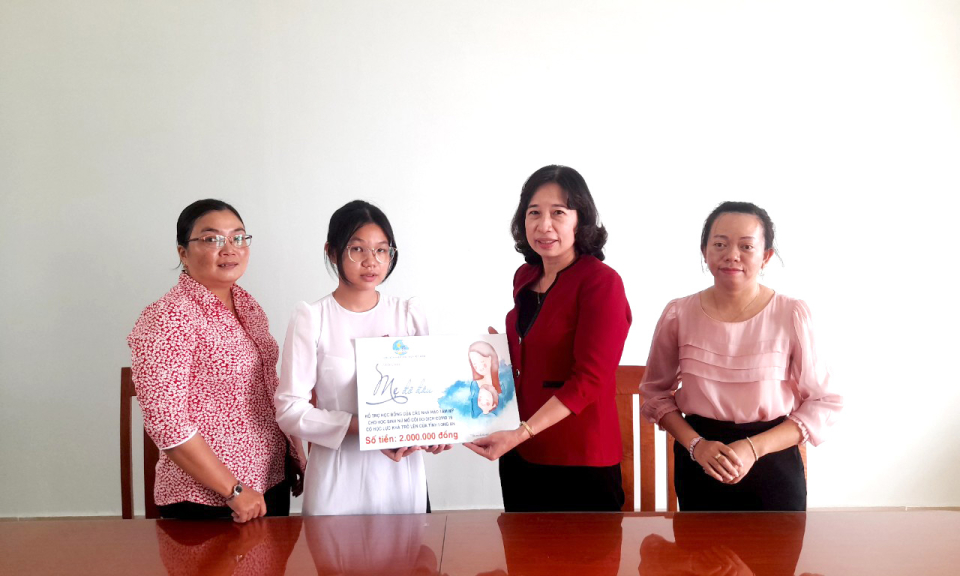Hội LHPN tỉnh trao học bổng từ chương trình "Mẹ đỡ đầu" tại huyện Tân Thạnh