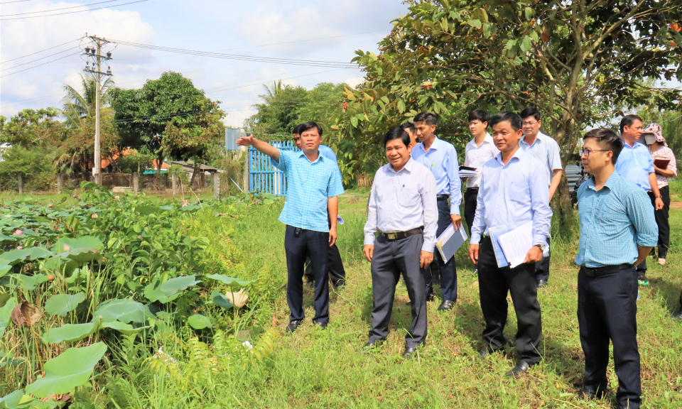 Huyện ủy Cần Đước khảo sát việc đầu tư hệ thống cung cấp nước sạch cho các xã vùng hạ