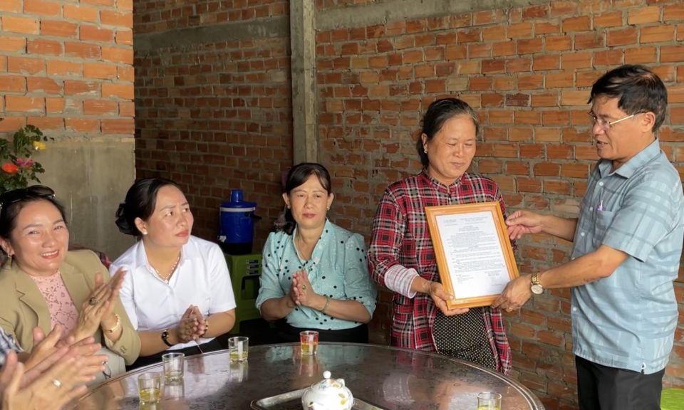 Tân Hưng trao nhà tình nghĩa cho con liệt sỹ ở thị trấn Tân Hưng