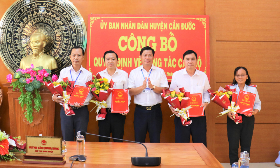 Ủy ban Nhân dân Cần Đước trao quyết định về công tác cán bộ