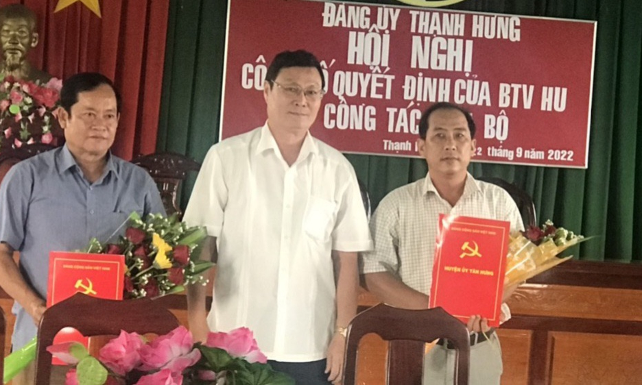 Bí thư Huyện ủy Tân Hưng trao quyết định về công tác cán bộ tại xã Thạnh Hưng