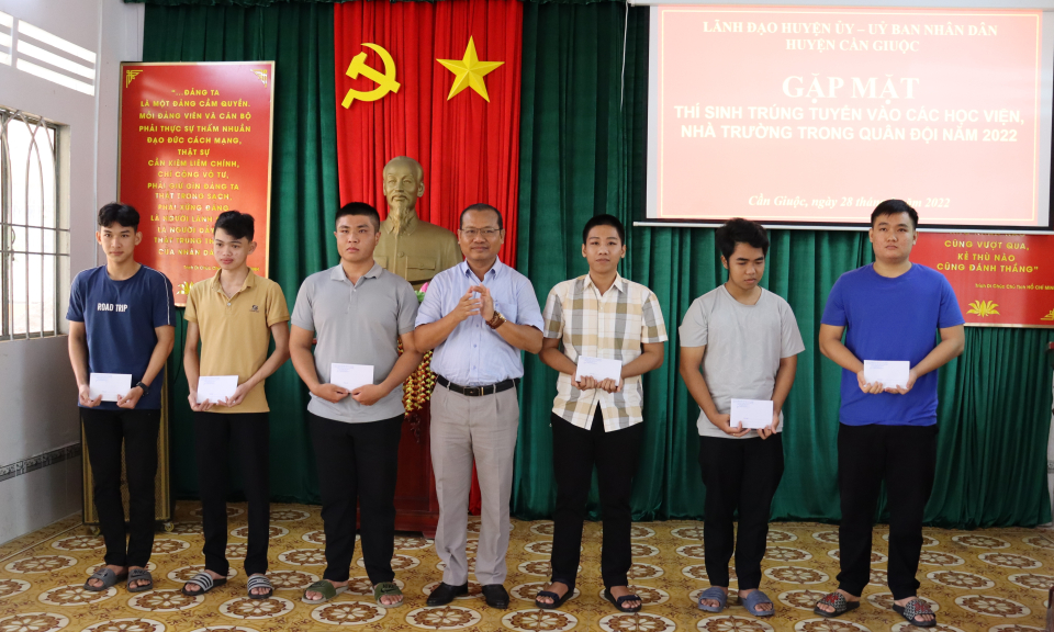 Lãnh đạo Cần Giuộc gặp gỡ thí sinh trúng tuyển vào các trường Quân đội