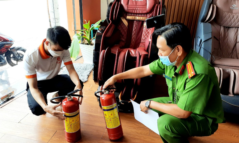 Thành phố Tân An ra quân kiểm tra biển hiệu, bảng quảng cáo