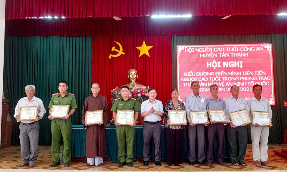 Tân Thạnh biểu dương điển hình tiên tiến người cao tuổi 