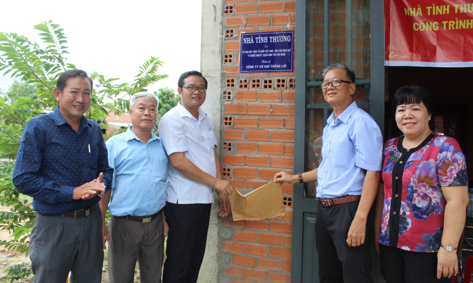 Quận Bình Tân trao tặng 02 căn nhà tình thương cho hộ nghèo giáp biên giới tại huyện Đức Huệ