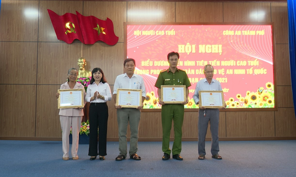 Thành phố Tân An biểu dương điển hình tiên tiến Người cao tuổi trong phong trào toàn dân bảo vệ an ninh Tổ quốc 