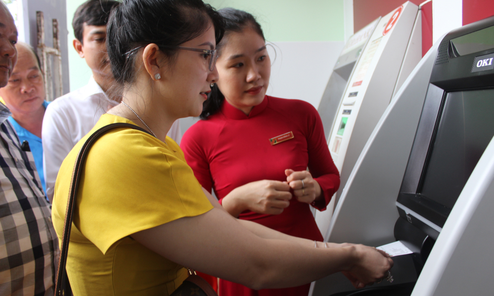 Đức Huệ đưa vào hoạt động máy gửi và rút tiền tự động Autobank