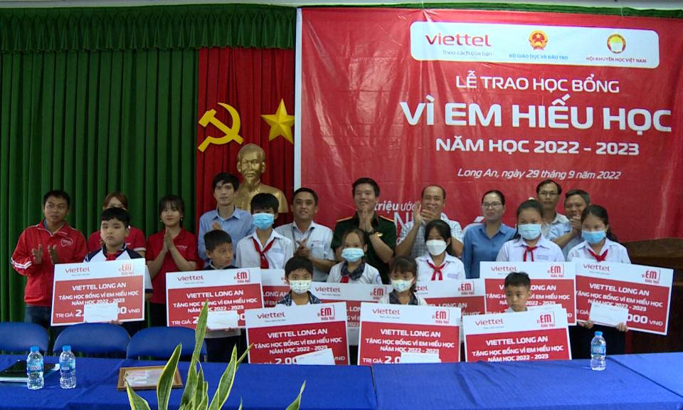 Viettel Long An trao học bổng chương trình “Vì em hiếu học” năm 2022