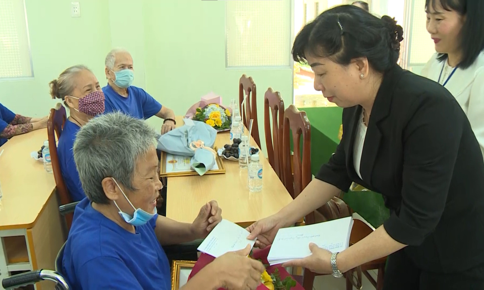 Thăm và tặng quà cho người cao tuổi tại Trung tâm Công tác xã hội Long An