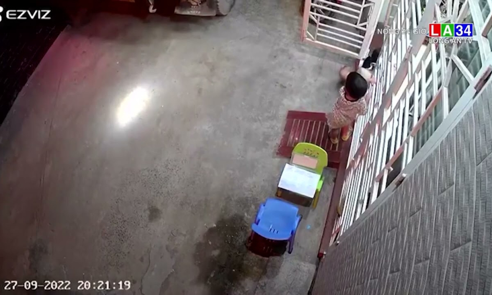 Hai em bé suýt mất mạng vì ô tô lùi ẩu