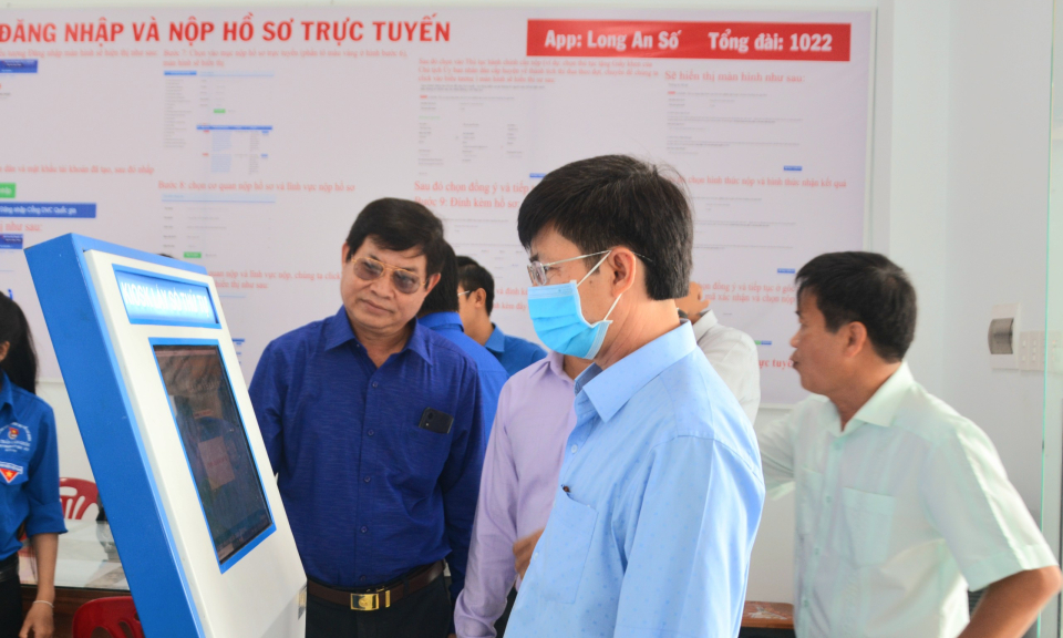 Huyện Vĩnh Hưng học tập kinh nghiệm về các mô hình chuyển đổi số tại huyện Cần Giuộc