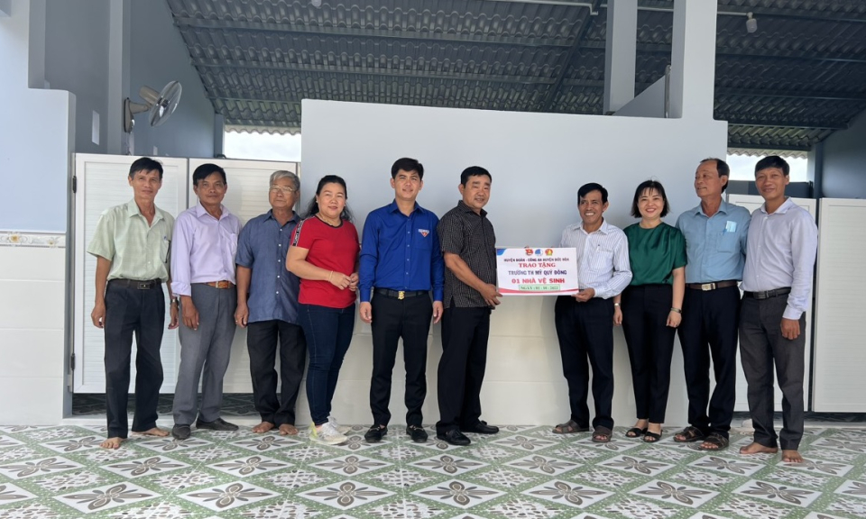 Huyện đoàn Đức Hòa trao tặng nhà vệ sinh tại trường tiểu học Mỹ Quý Đông, huyện Đức Huệ