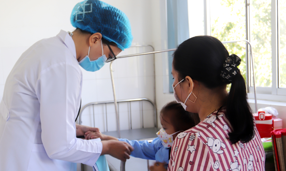 Cần Đước điều trị, chăm sóc trẻ mắc bệnh tay chân miệng