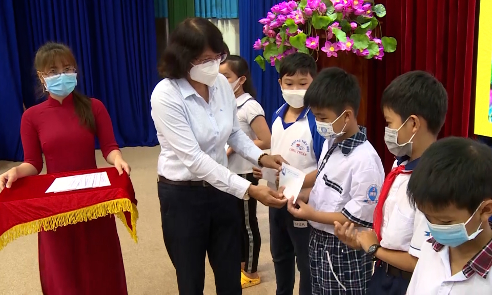 Hơn 1,2 tỷ đồng hỗ trợ học sinh có hoàn cảnh khó khăn trong mùa hè vừa qua  