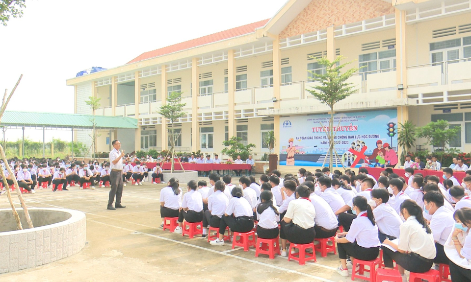 Đức Hòa tuyên truyền an toàn giao thông và phòng chống bạo lực học đường