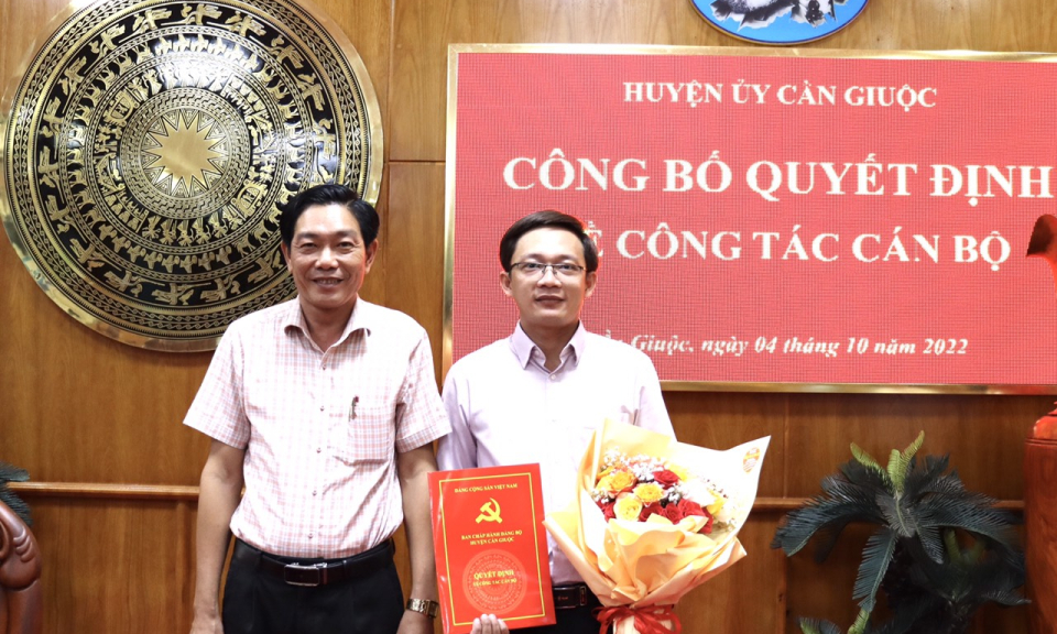 Huyện ủy Cần Giuộc công bố Quyết định công tác cán bộ