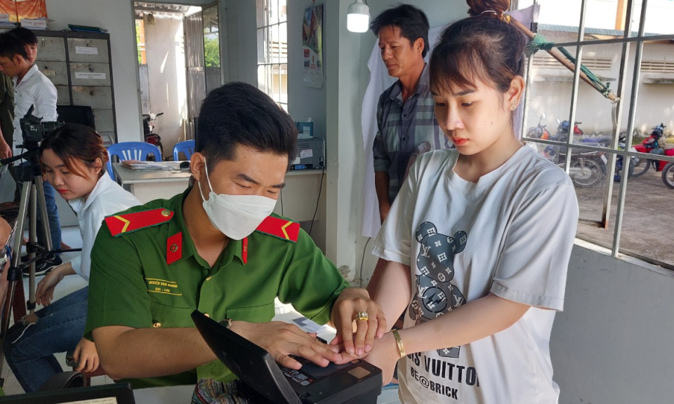 Tân Hưng đẩy nhanh tiến độ cấp căn cước công dân, định danh điện tử