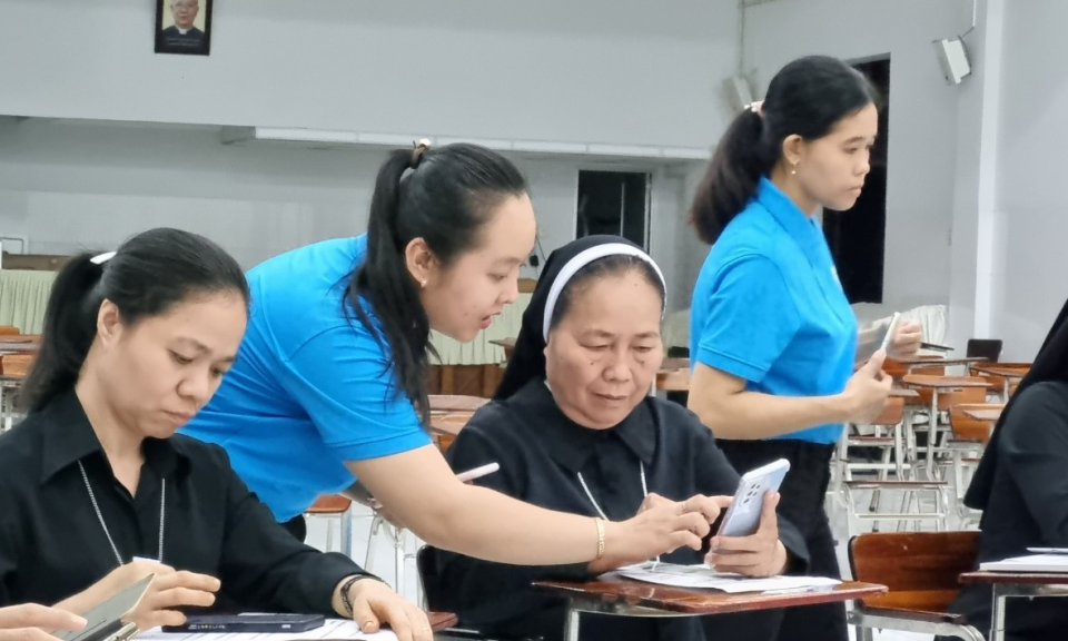 Thành phố Tân An tuyên truyền cài đặt các ứng dụng công nghệ số trong cơ sở tôn giáo