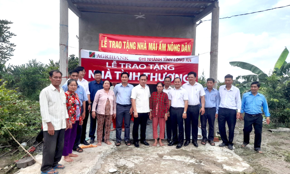 Ngân hàng Agribank Chi nhánh Long An trao 2 căn nhà tình thương tại huyện Tân Thạnh
