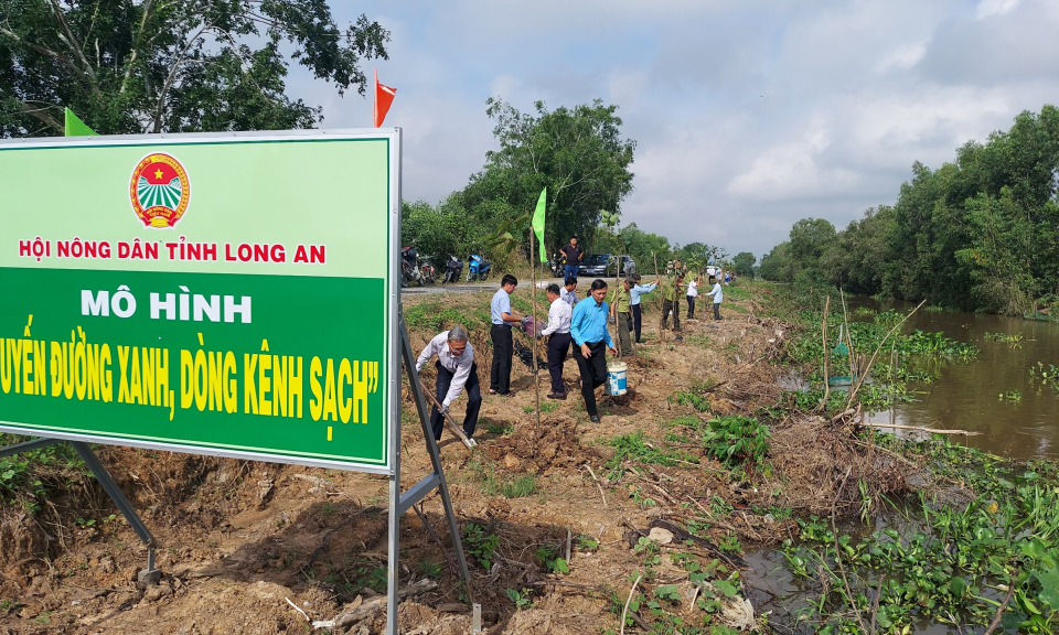 Hội Nông dân tỉnh phát động mô hình “Tuyến đường xanh, dòng kênh sạch” tại Thạnh Hóa