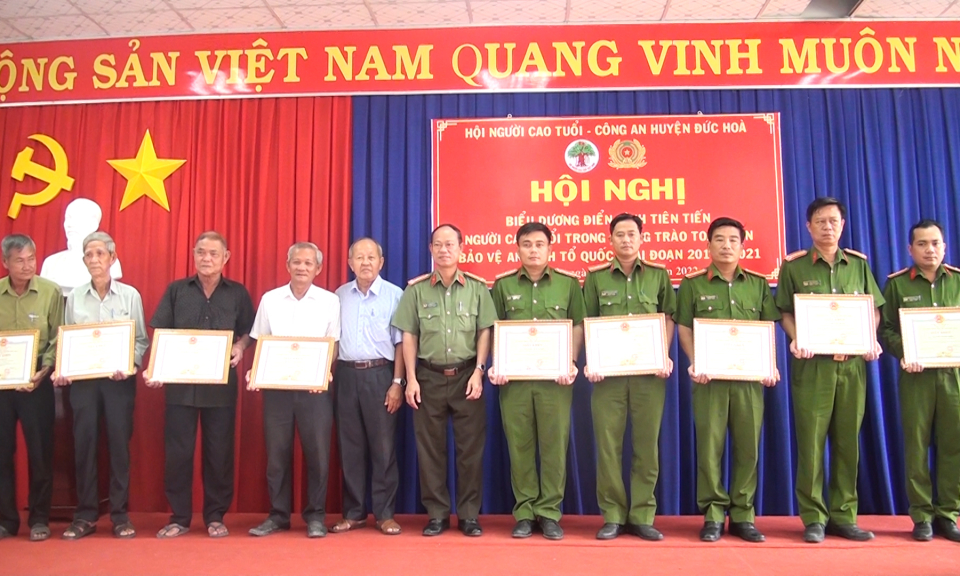 Đức Hòa biểu dương điển hình tiên tiến người cao tuổi trong phong trào toàn dân bảo vệ an ninh tổ quốc