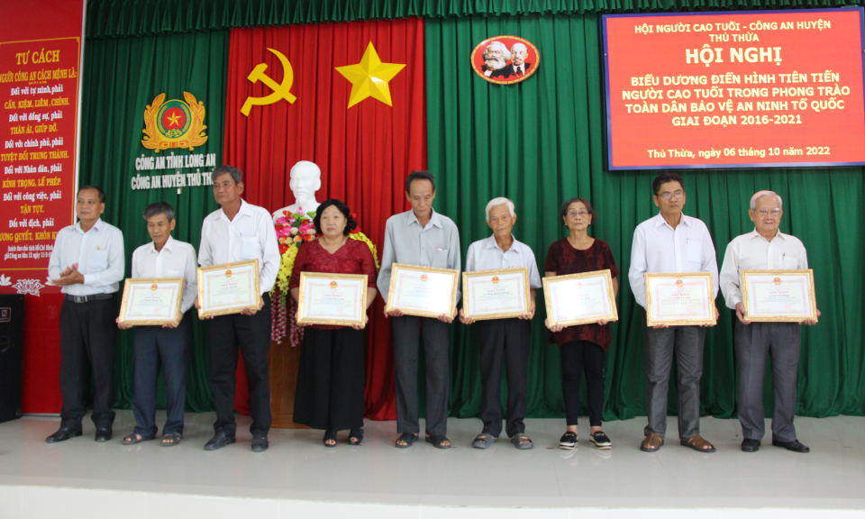 Thủ Thừa biểu dương điển hình tiên tiến người cao tuổi trong phong trào Toàn dân bảo vệ an ninh Tổ quốc 