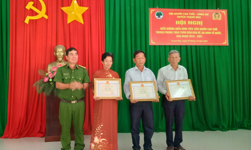 Thạnh Hóa hội nghị biểu dương điển hình tiên tiến người cao tuổi trong phong trào bảo vệ an ninh Tổ quốc