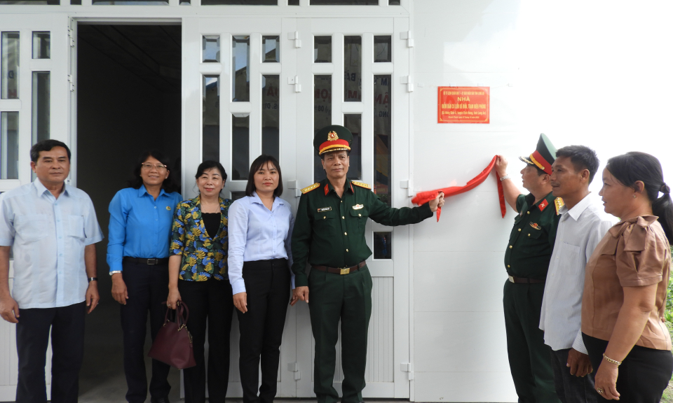 Vĩnh Hưng: Bàn giao nhà liền kề Đồn, Trạm biên phòng Bến Phố, xã Hưng Điền A