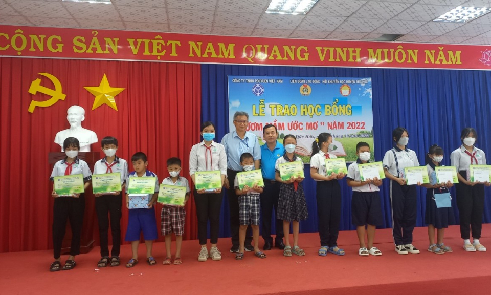 Đức Hòa trao 100 phần học bổng “Ươm mầm ước mơ” năm 2022