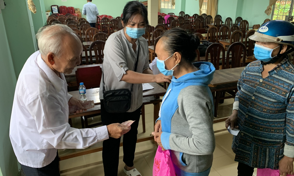 Trao quà cho hội viên người mù huyện Châu Thành