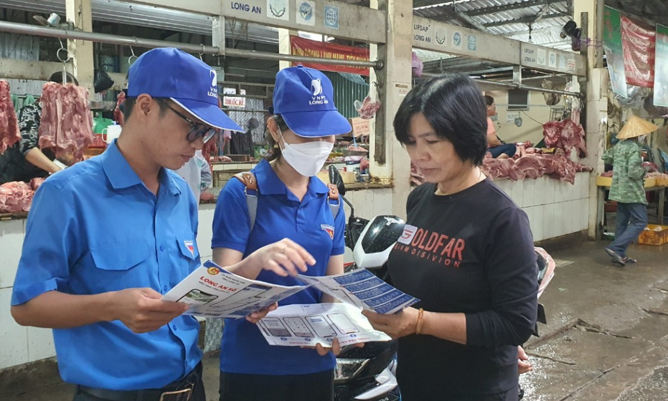 Tân Thạnh ra quân phố biến hỗ trợ người dân sử dụng sản phẩm dịch vụ số