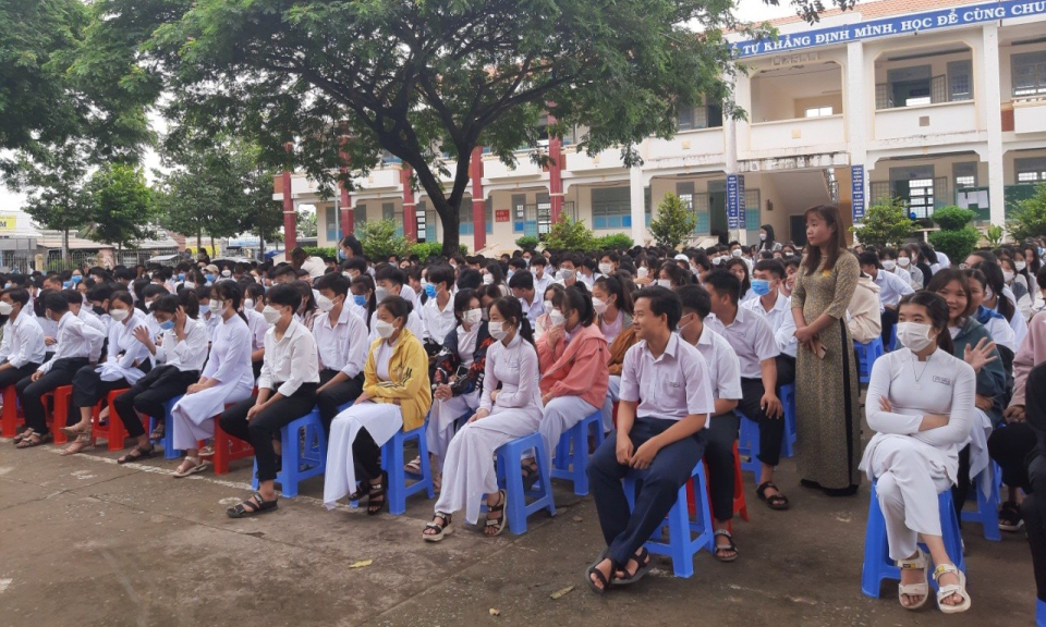 Tân Hưng tuyên truyền phổ biến giáo dục pháp luật cho học sinh