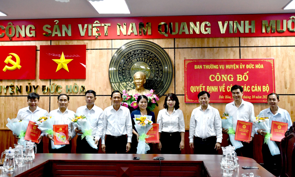 Đức Hòa công bố quyết định về công tác cán bộ