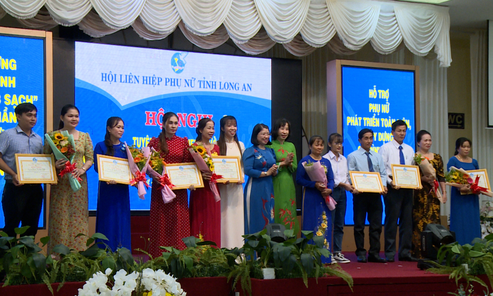 Tuyên dương, khen thưởng “Gia đình 5 không, 3 sạch tiêu biểu” 