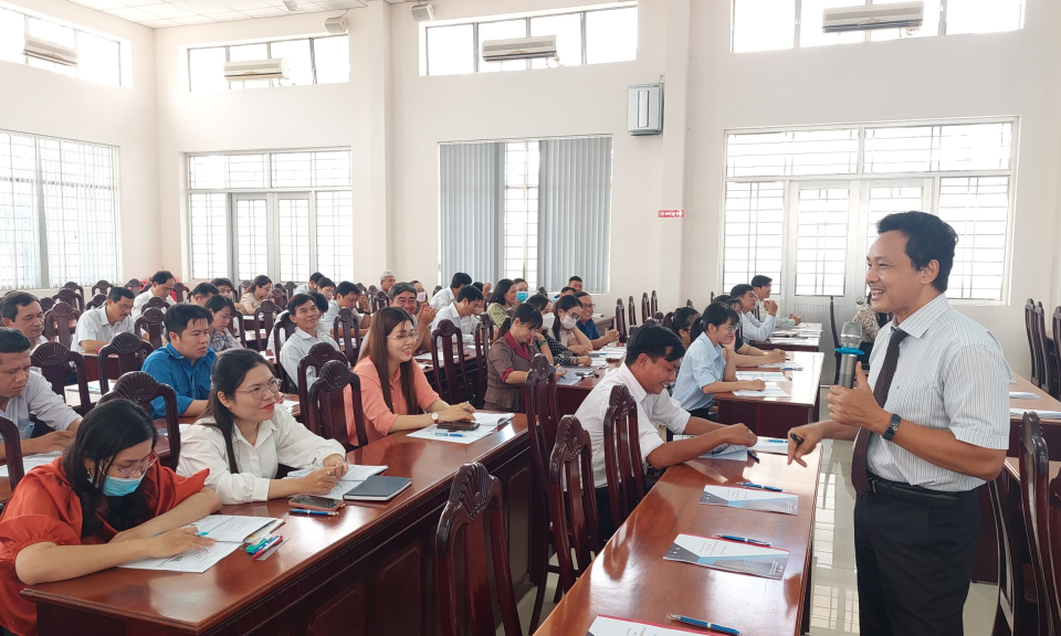 Thành phố Tân An tổ chức lớp bồi dưỡng kỹ năng làm việc dưới áp lực cao