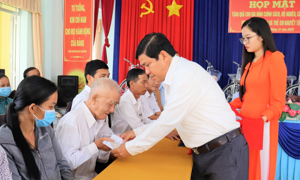  Lãnh đạo huyện Cần Đước tham gia hoạt động Về nguồn tại xã Long Hòa