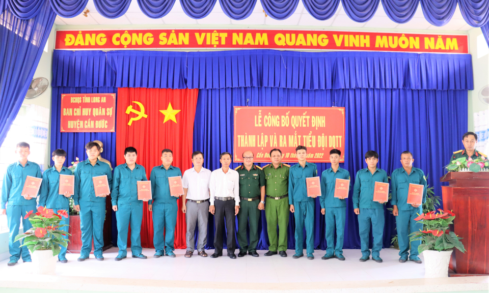 Cần Đước công bố quyết định thành lập Tiểu đội dân quân thường trực xã Long Hòa