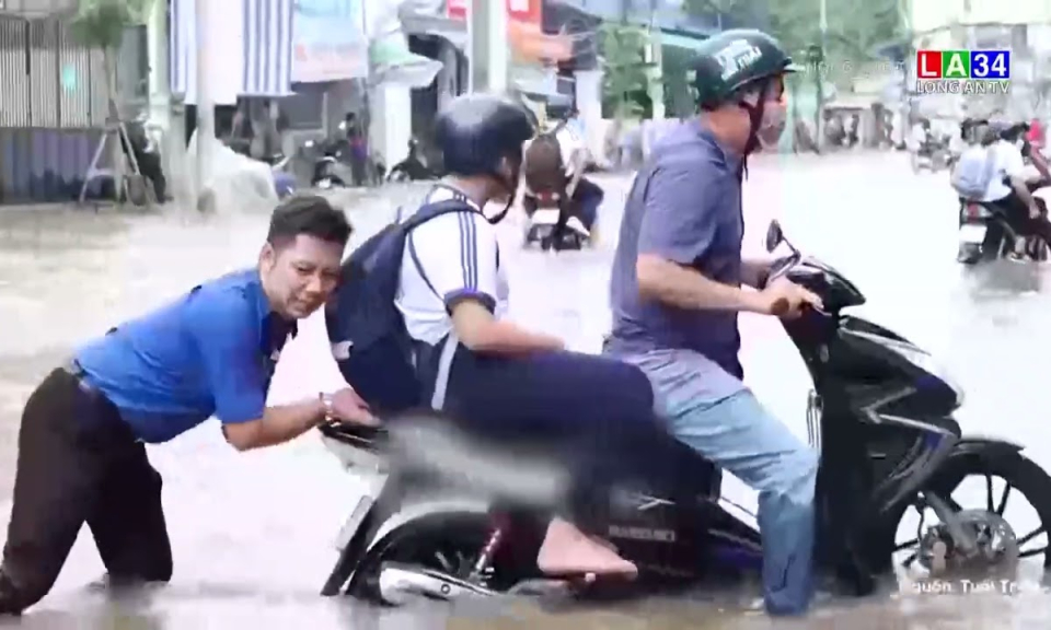 Triều cường bủa vây, nhiều đội nhóm đẩy xe, sửa xe giúp người dân