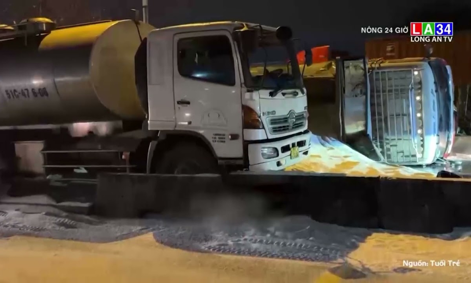 Xe tải lật khiến hàng chục tấn gạo tấm đổ ra đường