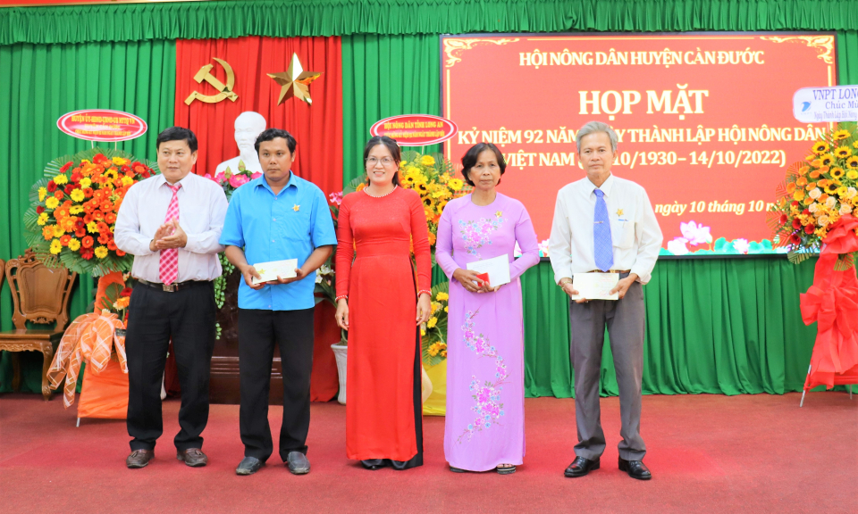 Cần Đước họp mặt kỷ niệm 92 năm ngày thành lập Hội Nông dân Việt Nam